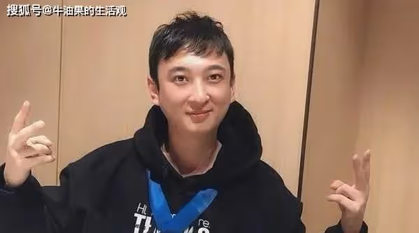 黃一鳴在王思聰送的豪宅首次開播,哭著稱不結婚,網友:戲太多