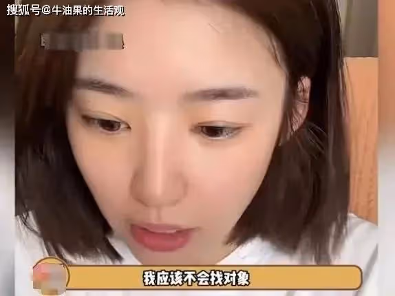 黃一鳴在王思聰送的豪宅首次開播,哭著稱不結婚,網友:戲太多
