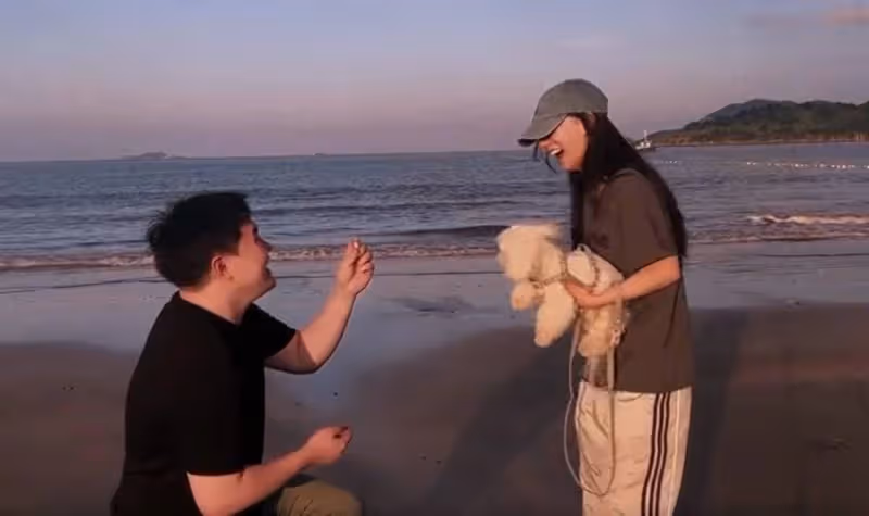 張百喬海邊浪漫求婚小雪,領證5年後終補辦婚禮,網友:太甜了!