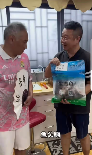 打著替師父出頭的名義蹭熱度，目的是為了賣貨掙錢，謝雷確實厲害