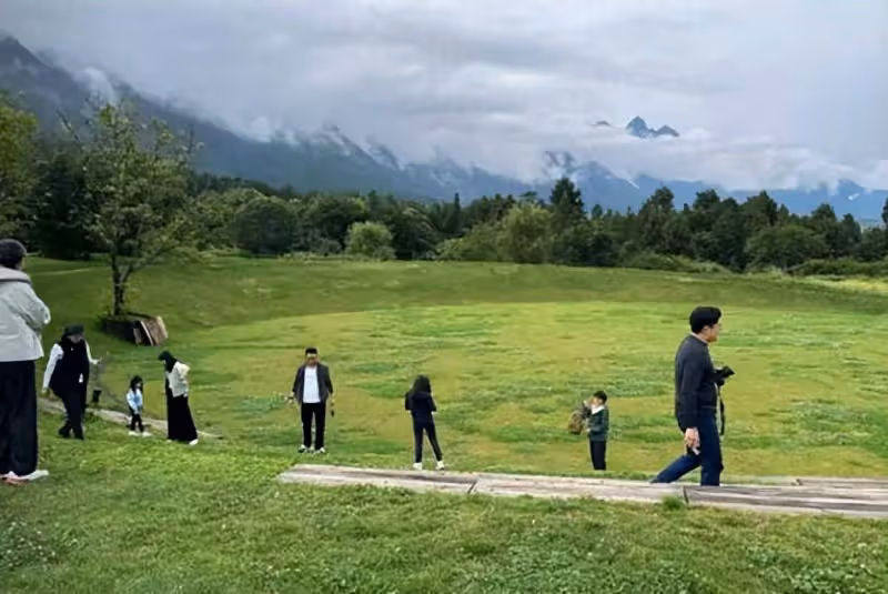 郭晶晶霍啟剛一家洱海低調游，網友：這才是真正的豪門風範！