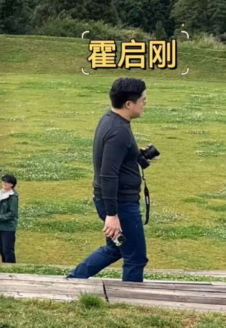 郭晶晶霍啟剛一家洱海低調游，網友：這才是真正的豪門風範！