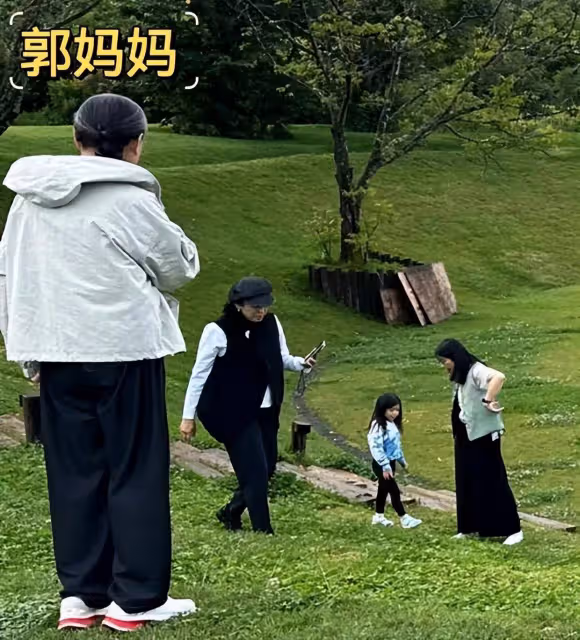 郭晶晶霍啟剛一家洱海低調游，網友：這才是真正的豪門風範！