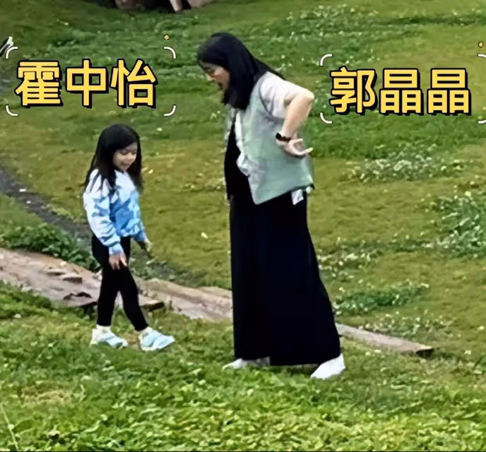 郭晶晶霍啟剛一家洱海低調游，網友：這才是真正的豪門風範！