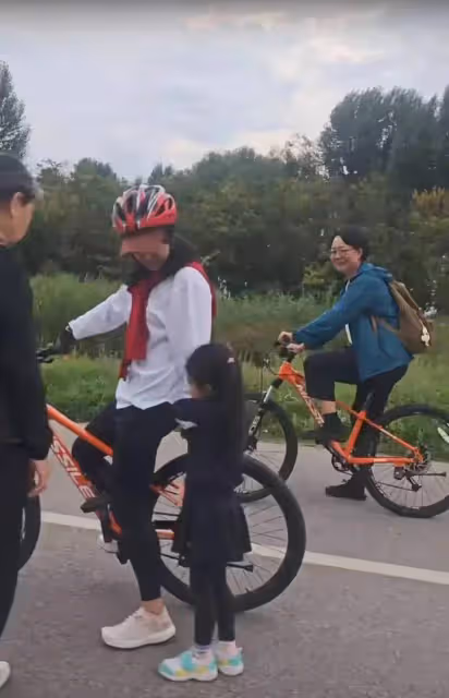 郭晶晶霍啟剛一家洱海低調游，網友：這才是真正的豪門風範！