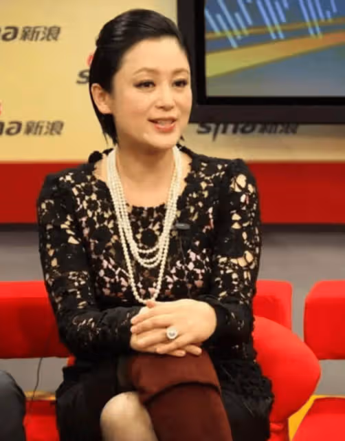 55歲陳紅咋老成這樣了?滿臉皺紋,身形臃腫,這還是第一美女嗎?