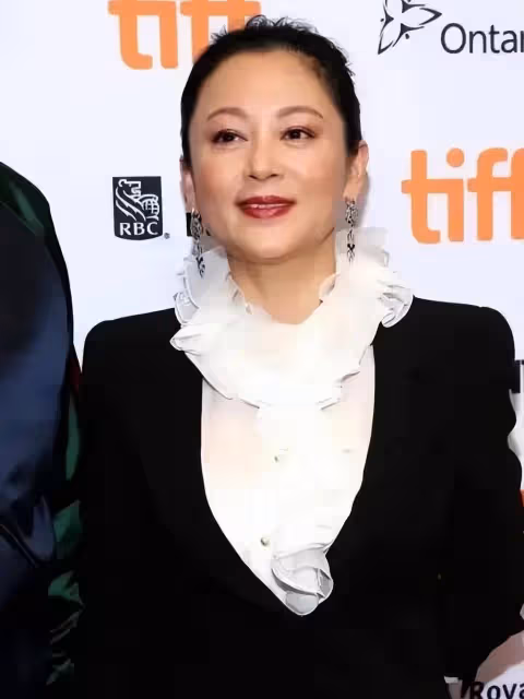 55歲陳紅咋老成這樣了?滿臉皺紋,身形臃腫,這還是第一美女嗎?