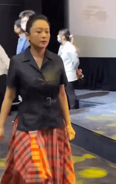 55歲陳紅咋老成這樣了?滿臉皺紋,身形臃腫,這還是第一美女嗎?
