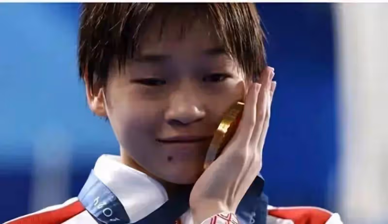 被17歲全紅嬋驚艷到了!化完妝後的她亭亭玉立,還獲郎平讚美