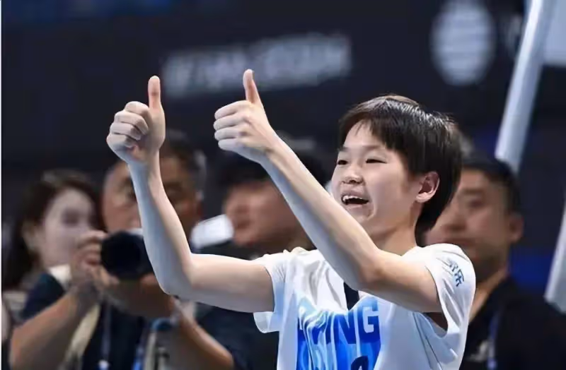 被17歲全紅嬋驚艷到了!化完妝後的她亭亭玉立,還獲郎平讚美
