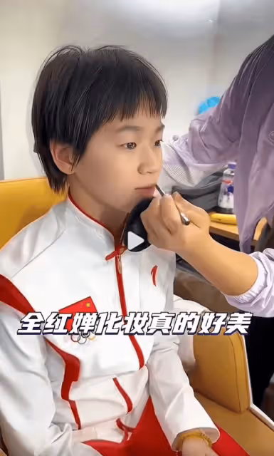 被17歲全紅嬋驚艷到了!化完妝後的她亭亭玉立,還獲郎平讚美