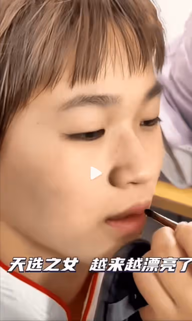 被17歲全紅嬋驚艷到了!化完妝後的她亭亭玉立,還獲郎平讚美