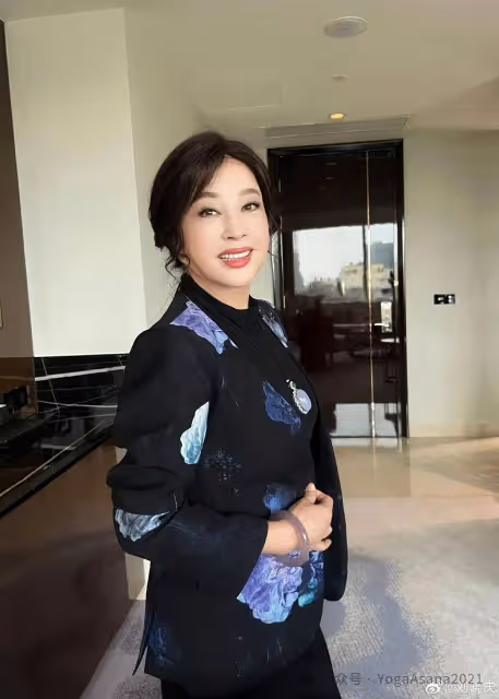 73歲劉曉慶高檔酒店曬自拍,穿西裝奢華霸氣,腰臀比絕了!
