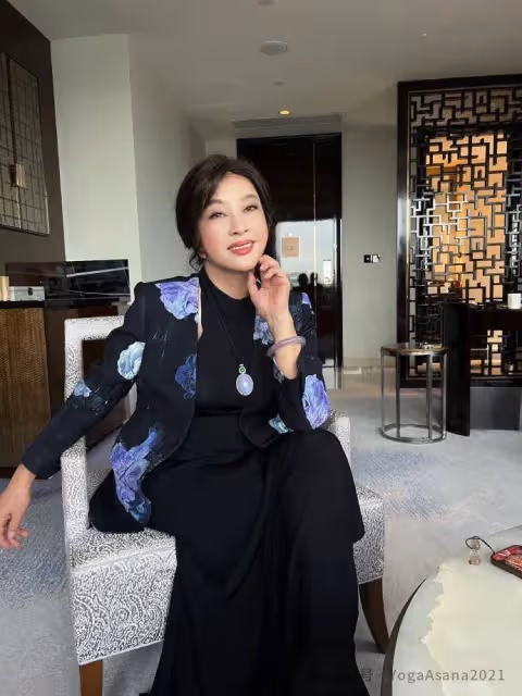 73歲劉曉慶高檔酒店曬自拍,穿西裝奢華霸氣,腰臀比絕了!