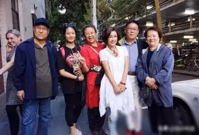 73歲劉曉慶高檔酒店曬自拍,穿西裝奢華霸氣,腰臀比絕了!