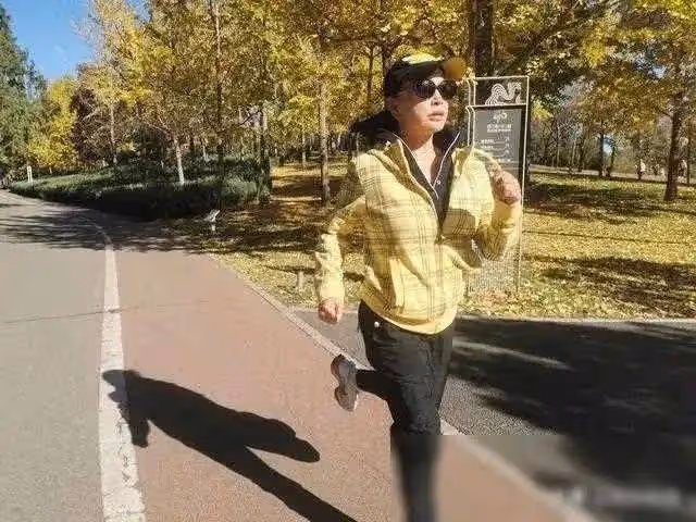 73歲劉曉慶高檔酒店曬自拍,穿西裝奢華霸氣,腰臀比絕了!