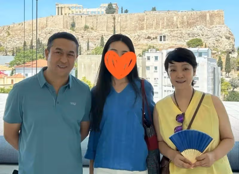 張嘉譯攜妻子希臘度假,54歲白髮蒼蒼,妻子大媽式打扮太接地氣!