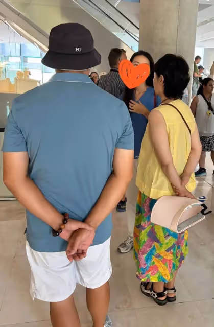 張嘉譯攜妻子希臘度假,54歲白髮蒼蒼,妻子大媽式打扮太接地氣!