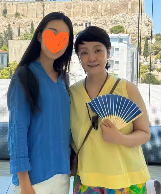 張嘉譯攜妻子希臘度假,54歲白髮蒼蒼,妻子大媽式打扮太接地氣!
