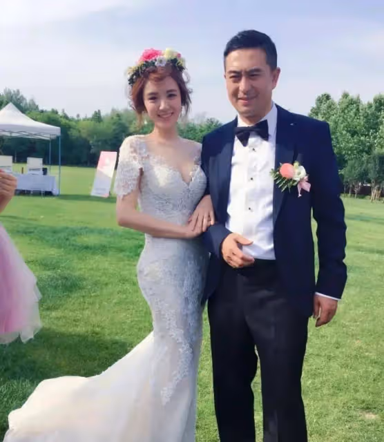 張嘉譯攜妻子希臘度假,54歲白髮蒼蒼,妻子大媽式打扮太接地氣!