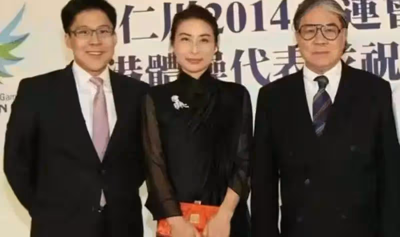 霍家全家福曝光!郭晶晶穩坐大嫂之位,3個孩子家族的小明星,站在全家福的C位