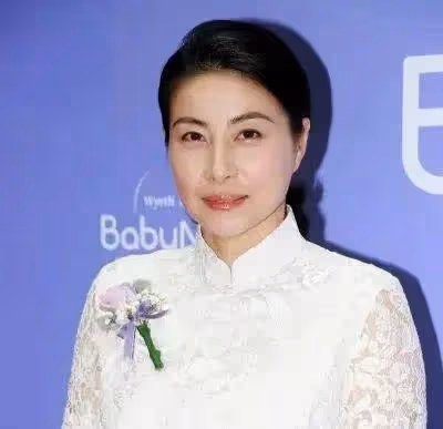 霍家全家福曝光!郭晶晶穩坐大嫂之位,3個孩子家族的小明星,站在全家福的C位