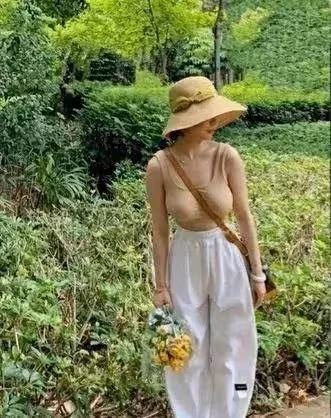 黃磊女兒黃多多走性感路線遭吐槽,網友指責太早熟,該學王詩齡