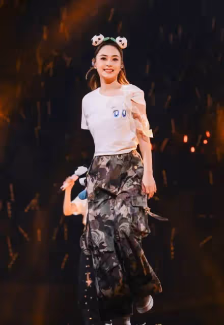 鍾欣桐曬演唱會美照,少女感爆棚,網友:這是吃了防腐劑嗎?