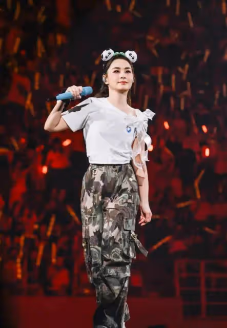 鍾欣桐曬演唱會美照,少女感爆棚,網友:這是吃了防腐劑嗎?