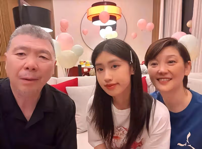 徐朵曬合照為媽媽慶生,徐帆親吻馮小剛愛意十足,一家三口溫馨有愛