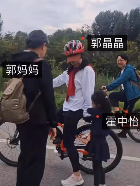 郭晶晶霍啟剛大理遊玩被偶遇,網友喊話霍啟剛:該做做身材管理啦!