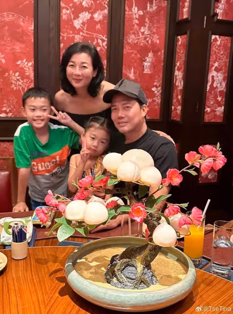 謝天華與車婉婉一家旅遊,太太罕見露面,曾花60萬四次人工受孕