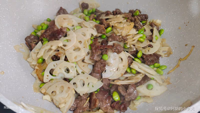 韭菜白菜快靠邊,秋天這菜儘管吃起來!先和牛肉炒一盤,脆里有嫩、滿口香