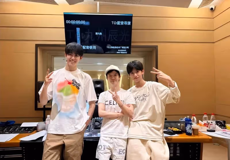 郭敬明曬高中同學聚會照,網友:這身高差也太萌了吧!