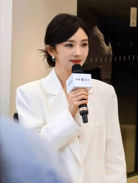 楊冪線下活動驚艷亮相:白色短裙溫婉動人,氣質在線引熱議