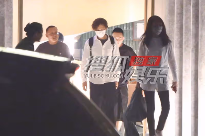 49歲鍾漢良疑攜隱婚妻子聚餐,穿情侶裝一同回酒店,女方正臉曝光