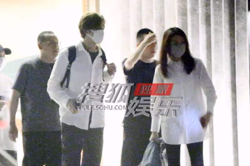 49歲鍾漢良疑攜隱婚妻子聚餐,穿情侶裝一同回酒店,女方正臉曝光