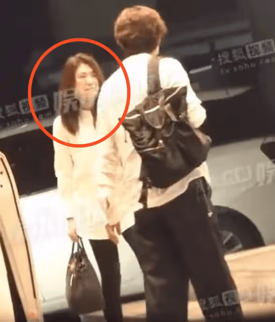 49歲鍾漢良疑攜隱婚妻子聚餐,穿情侶裝一同回酒店,女方正臉曝光