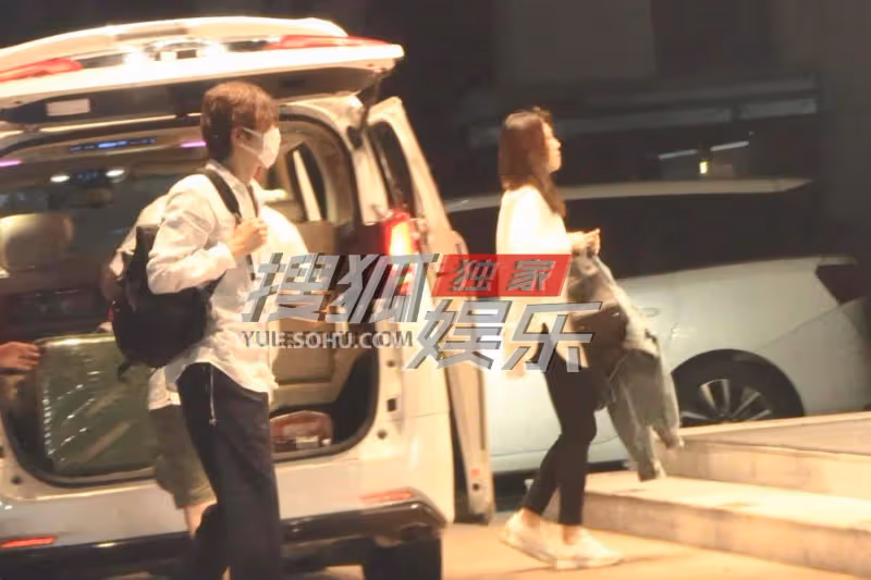 49歲鍾漢良疑攜隱婚妻子聚餐,穿情侶裝一同回酒店,女方正臉曝光