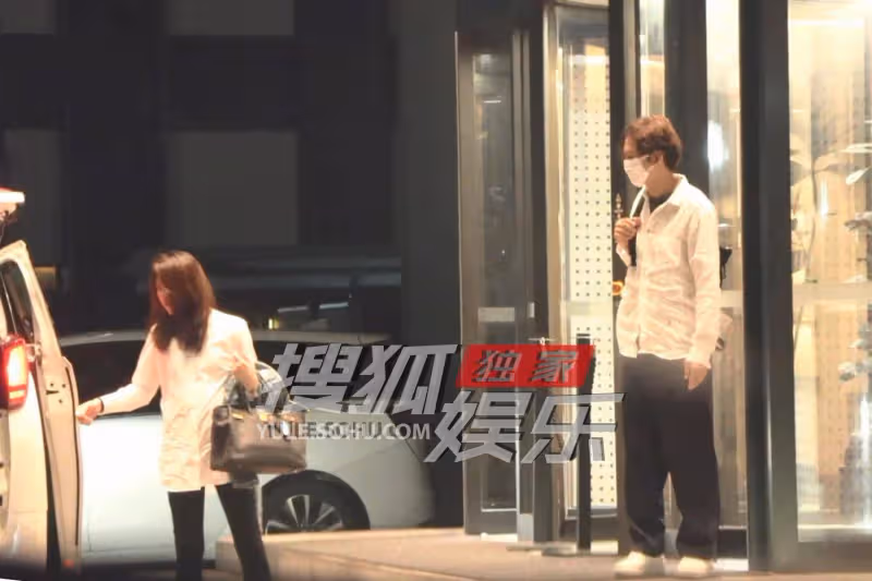 49歲鍾漢良疑攜隱婚妻子聚餐,穿情侶裝一同回酒店,女方正臉曝光
