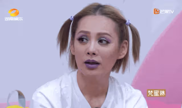 52歲寧靜譁眾取寵式走機場,穿的花里胡哨,網友評論太博眼球!