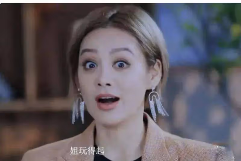 52歲寧靜譁眾取寵式走機場,穿的花里胡哨,網友評論太博眼球!
