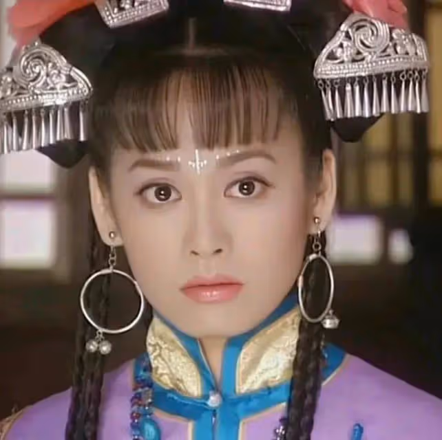 52歲寧靜譁眾取寵式走機場,穿的花里胡哨,網友評論太博眼球!