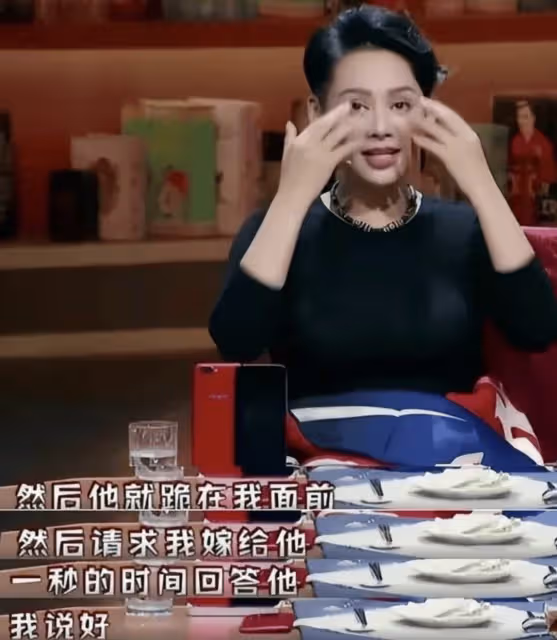 52歲寧靜譁眾取寵式走機場,穿的花里胡哨,網友評論太博眼球!