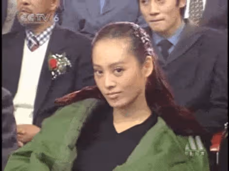 52歲寧靜譁眾取寵式走機場,穿的花里胡哨,網友評論太博眼球!