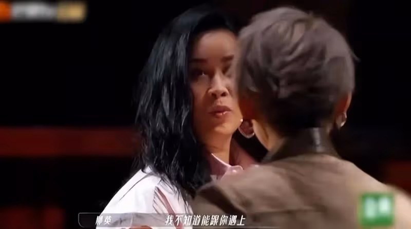 52歲寧靜譁眾取寵式走機場,穿的花里胡哨,網友評論太博眼球!
