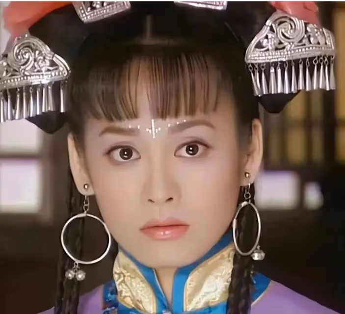 52歲寧靜譁眾取寵式走機場,穿的花里胡哨,網友評論太博眼球!