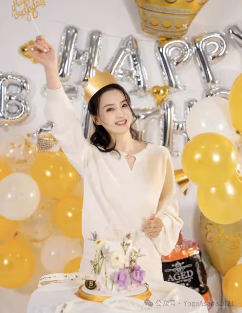 50歲王艷豪宅里高調慶生，穿小白衫嫩到掐出水，就像25歲！