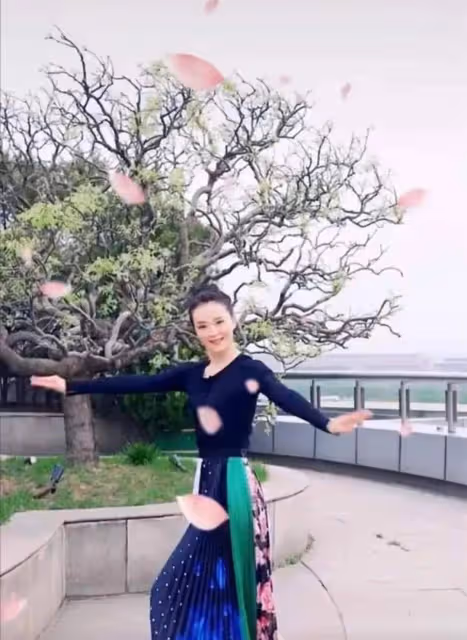50歲王艷豪宅里高調慶生，穿小白衫嫩到掐出水，就像25歲！
