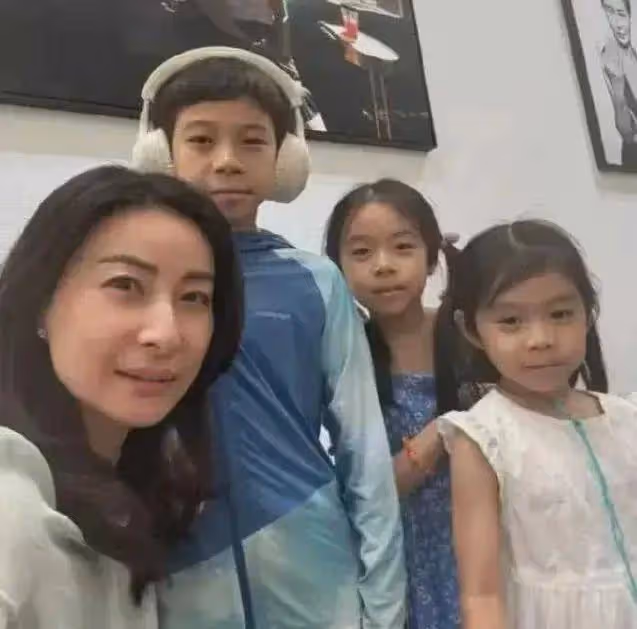 郭晶晶67歲的母親令人敬佩,近些年衰老明顯,她對女兒的幫助很大